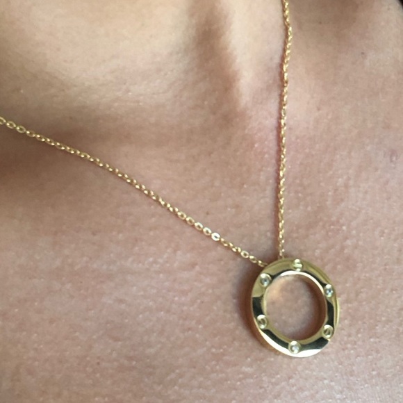 Screw Zirconia Gold Circle Necklace - Picture 10 of 15